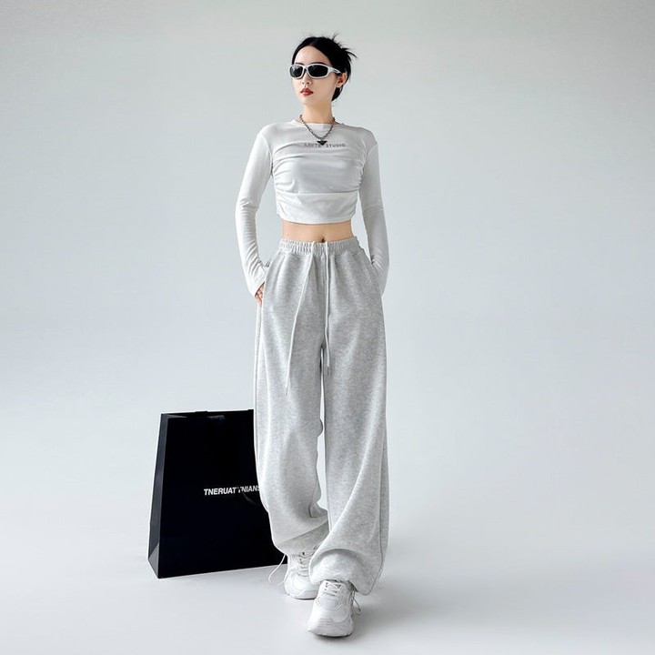 100% breathable cotton that works from the office to weekend errands—no compromise on comfort or style.

The high-waist cut sits perfectly at your natural waist, creating a flattering silhouette that skims without clinging. Clean lines, effortless elegance.

Available in regular, extended, and petite lengths.

#CottonTrousers #HighWaistTrousers #SmartCasual #WomensFashion #EverydayStyle