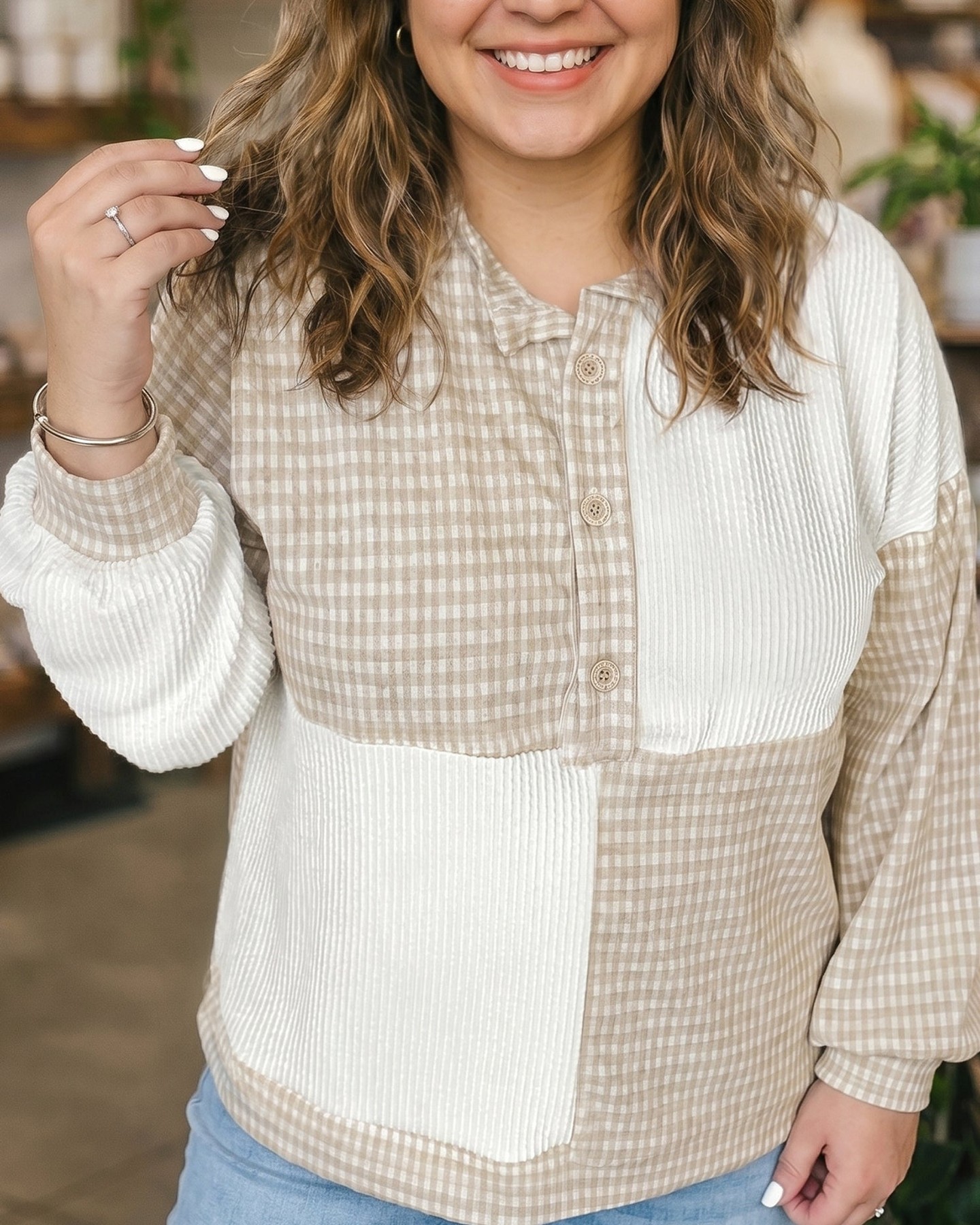 Your everyday style just got an upgrade with this patchwork checkered blouse. The mixed check sections create visual depth while the comfortable round neck and long sleeves keep you effortlessly put-together all year round. Soft khaki tones that pair with everything.

#PlusSizeStyle #CasualBlouse #CheckeredTop #PlusSizeFashion #EverydayWear