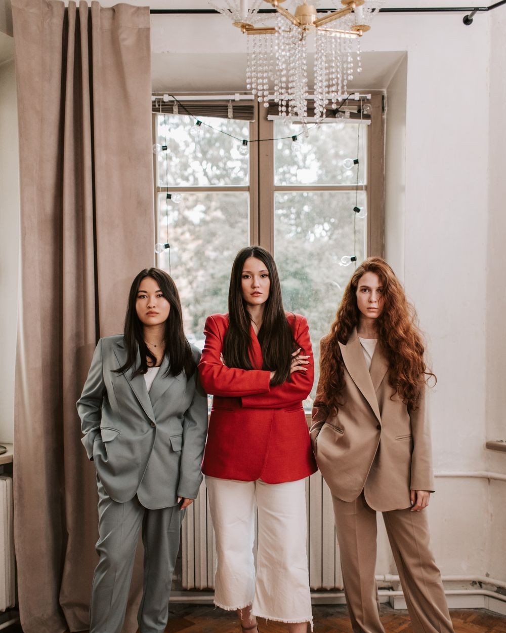 A capsule wardrobe — a focused collection of versatile pieces that mix and match across many outfits — is the smartest approach to building a functional summer wardrobe without overspending. In 2026, the summer capsule has a clear shape: a handful of versatile tops, two or a ...