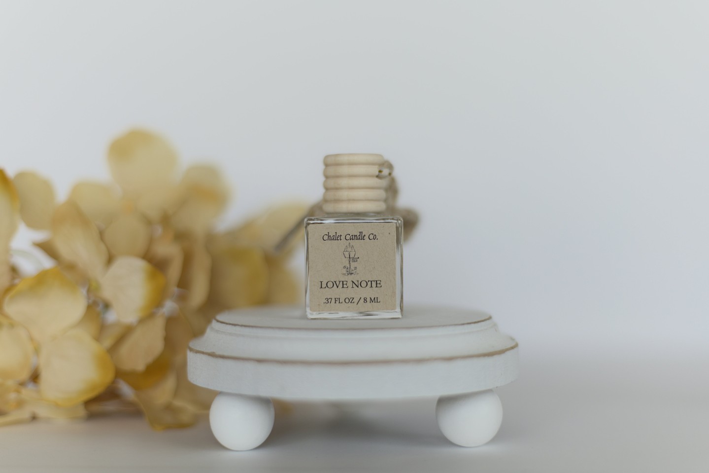 Morning light hits your room and suddenly everything smells like a garden in bloom.

Love Note wraps your space in fresh apple, peach, and grapefruit with delicate cherry blossom and hydrangea—finished with soft vanilla and powdery warmth. This refill bundle keeps that subtle, sweet floral magic going strong with two extra lids included.

https://ssdlr.shop/l/de6677cc

#StringDiffuser #LoveNote #HomeFragrance #ChaletCandleCo
