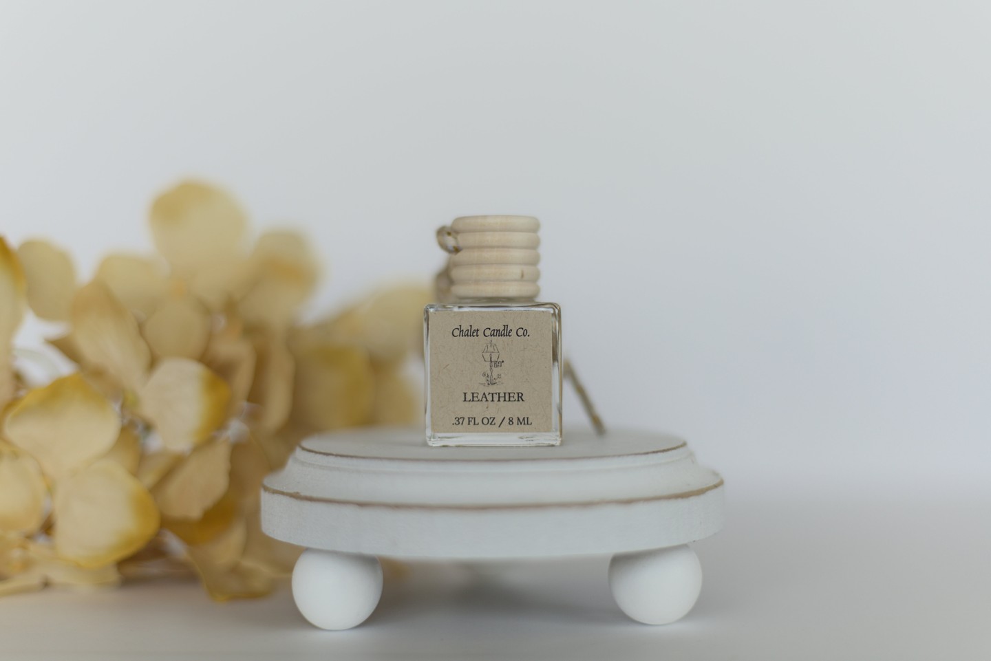 2 lids included in this refill bundle—double the luxury, double the lasting freshness.

Leather and Labdanum fragrance oil wraps your space in sophisticated warmth. Bergamot and cloves open the experience, while a rich heart of labdanum, lavender, and rose petals leads to sumptuous leather, tobacco, and amber.

Refined elegance that lingers.

https://ssdlr.shop/l/0c06f26c

#FragranceOil #LuxuryScent #CarDiffuser #LeatherFragrance #ChaletCandle