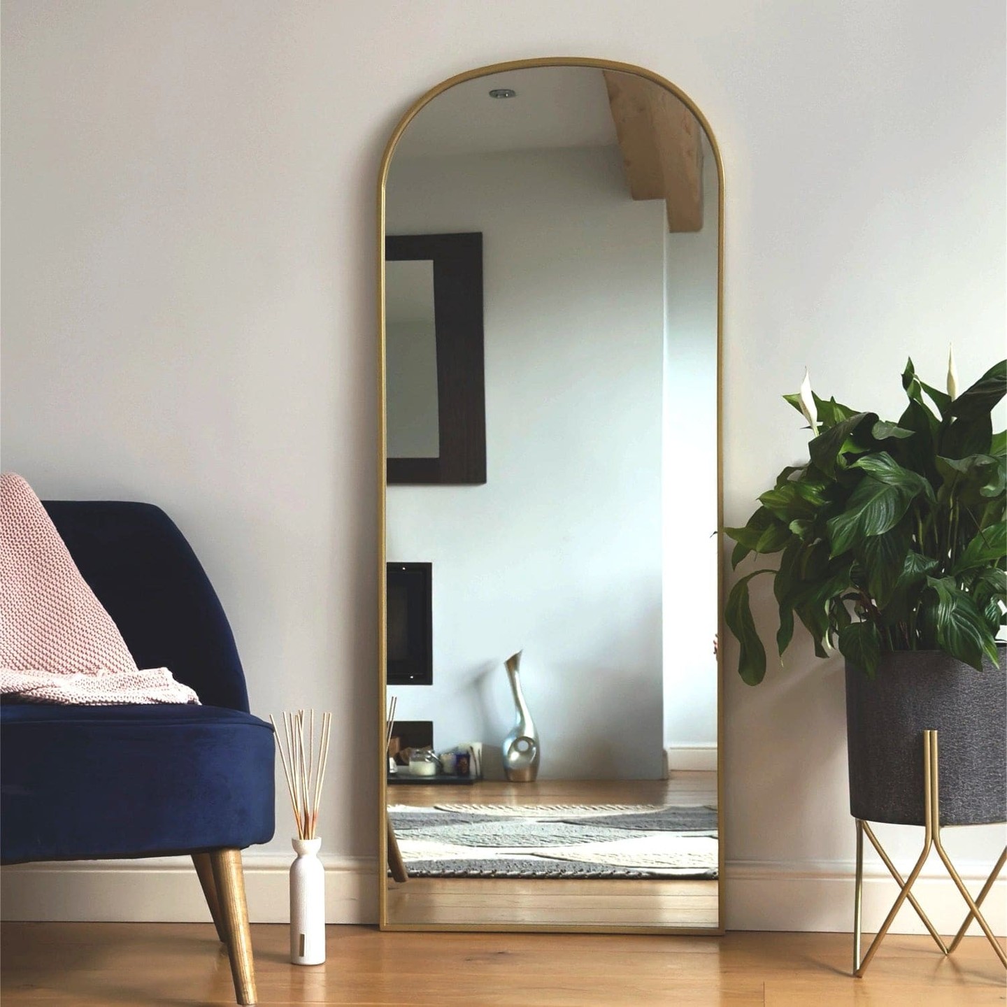 Your space deserves a mirror that's equal parts stunning and functional.

Meet Yōko—a 150cm x 60cm gold metal arch mirror that transforms any room into something special. The gentle arch design adds modern elegance while the generous reflection area makes your space feel brighter and bigger.

Perfect for bedrooms, entryways, or anywhere you want to make a statement. Available now for £149.95.

Grab yours here: https://jobuhome.com/products/yoko-gold-metal-gentle-arch-mirror-150cm-x-60cm

#ArchMirror #GoldMetalMirror #HomeDecor #InteriorDesign #JōbūHome