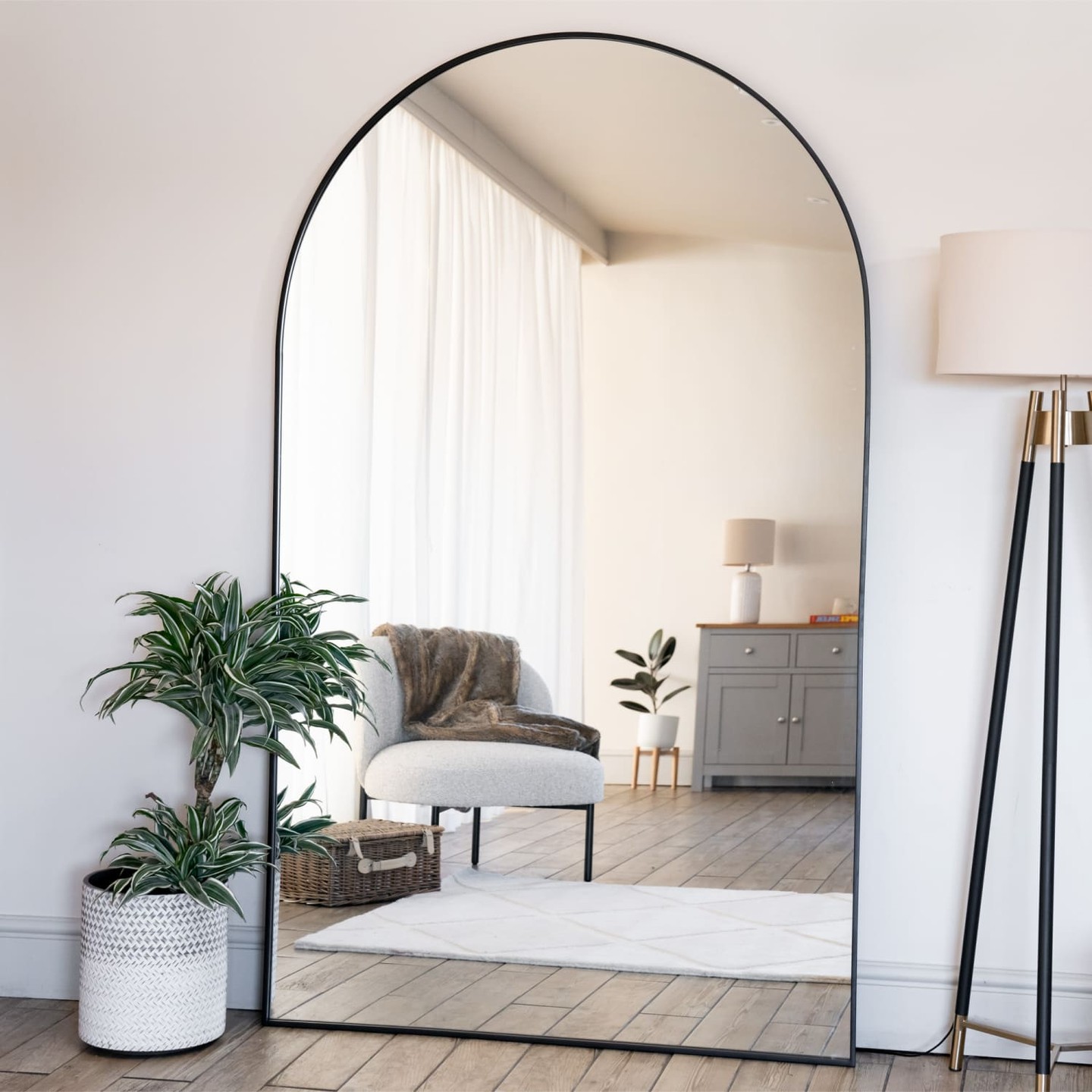200x120cm of pure architectural drama. The Akiko arched mirror transforms any room into a gallery-worthy space with its commanding presence and matte black steel frame.

Perfect for high ceilings and statement interiors—it's the scale and clarity your home deserves.

https://jobuhome.com/products/akiko-full-length-black-metal-arched-mirror-200cm-x-120cm

#ArchiitecturalMirror #StatementInteriors #BlackMetalMirror #LuxuryHome #MinimalistDesign
