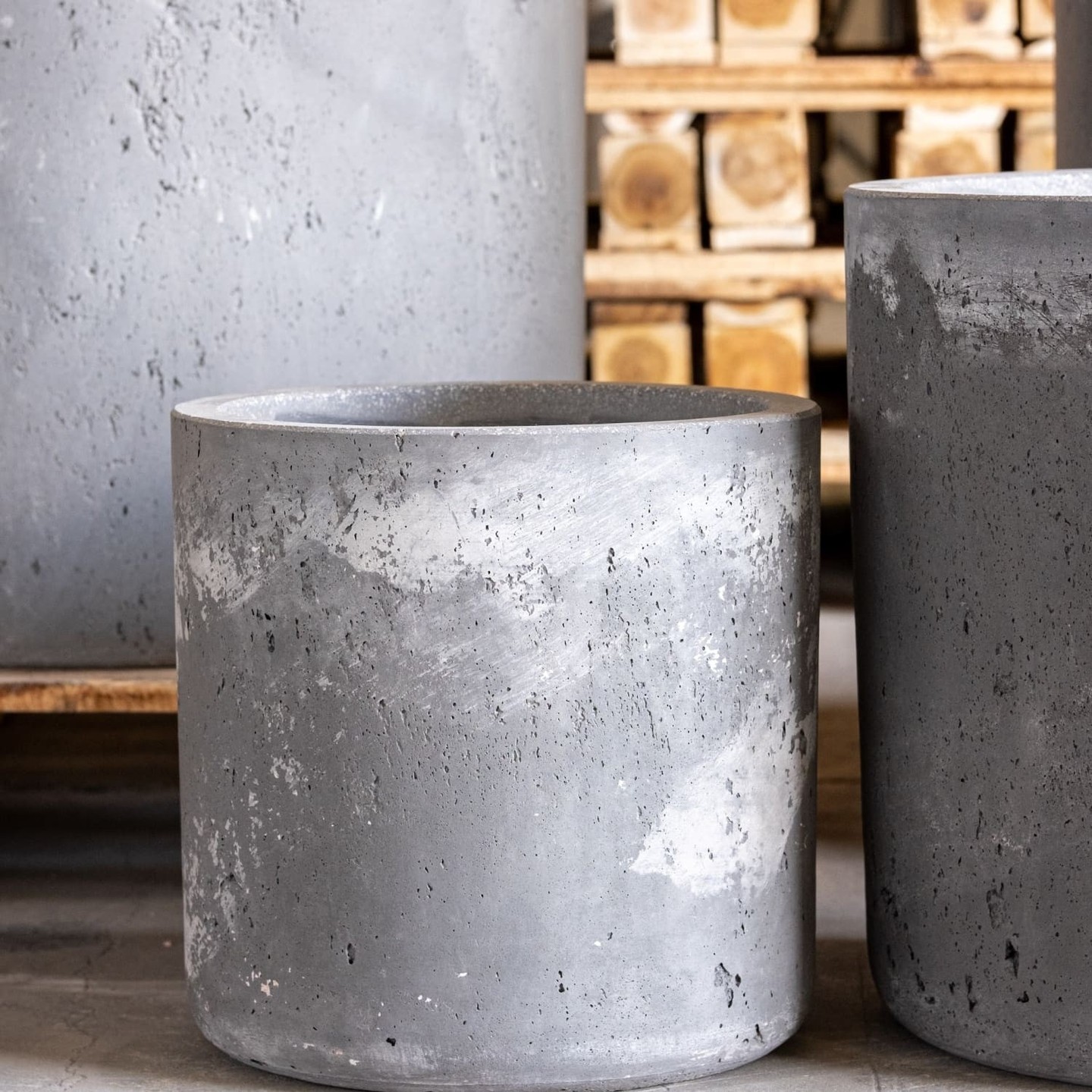 20cm of pure style. The Aurella Onyx Dusk planter brings that sleek, contemporary vibe to any corner of your home—windowsill, shelf, kitchen counter, or cozy balcony spot.

Perfect for herbs, succulents, and indoor feature plants. The bold Onyx Dusk finish transforms your greenery into an instant design statement.

Compact, chic, and ready to elevate your space. Grab yours for £29.95 at https://jobuhome.com/products/aurella-onyx-dusk-20cm-medium-concrete-cylinder-planter-4l-round-plant-pot

#AurellaPlanter #OnykDusk #IndoorPlants #PlantPot #HomeDecor