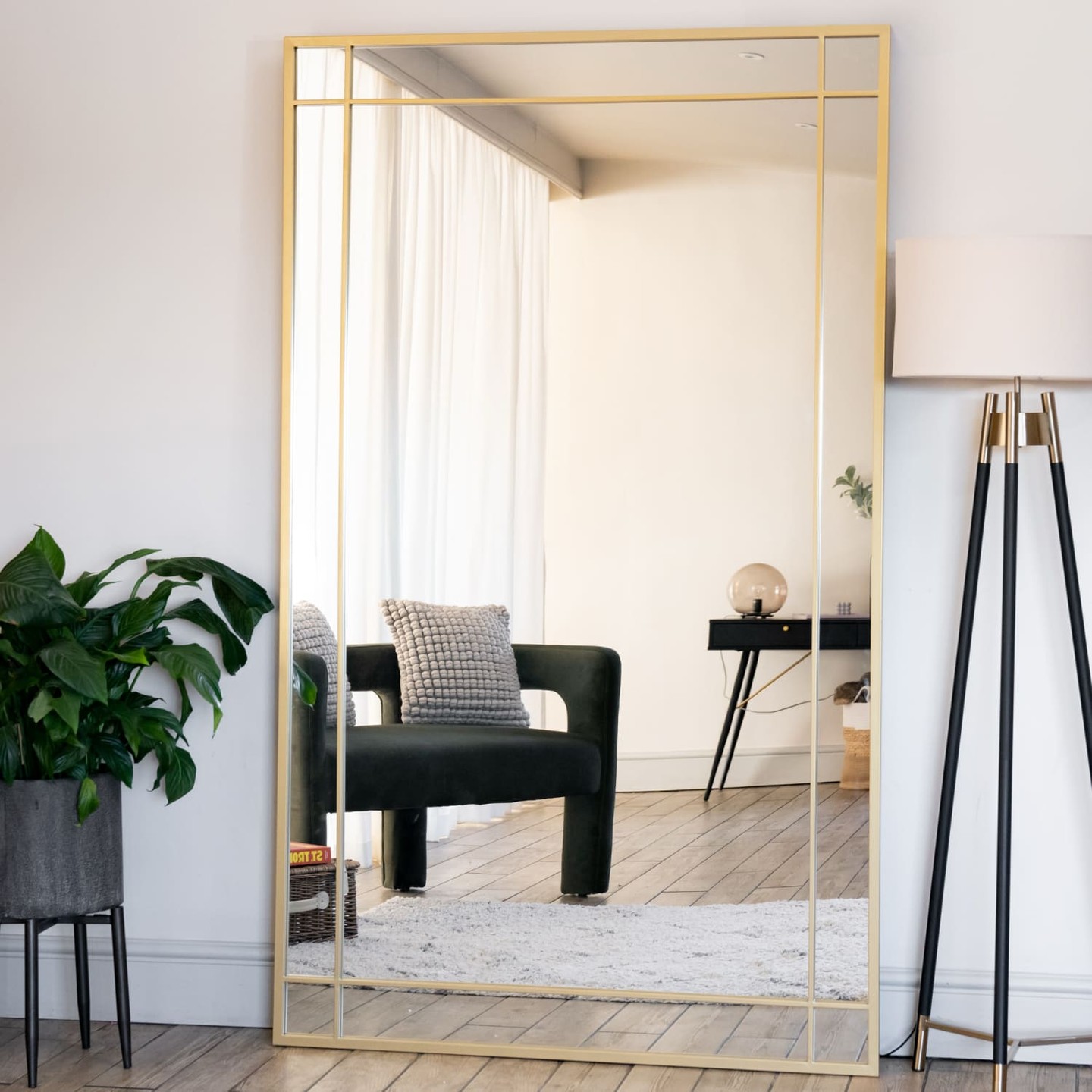 200cm x 120cm of pure elegance. The Aimi mirror transforms any room into a gallery-worthy space with its stunning gold-accented frame and architectural window lattice design.

Hand-welded for flawless craftsmanship. Every joint nearly invisible. Every angle refined.

This statement piece doesn't just reflect—it elevates. Perfect for creating depth, light, and that luxe feel you've been craving.

Grab yours for £399.95 at https://jobuhome.com/products/aimi-full-length-gold-metal-rectangle-window-mirror-200cm-x-120cm

#AimiMirror #StatementPiece #GoldAccents #InteriorStyle #HomeDecor
