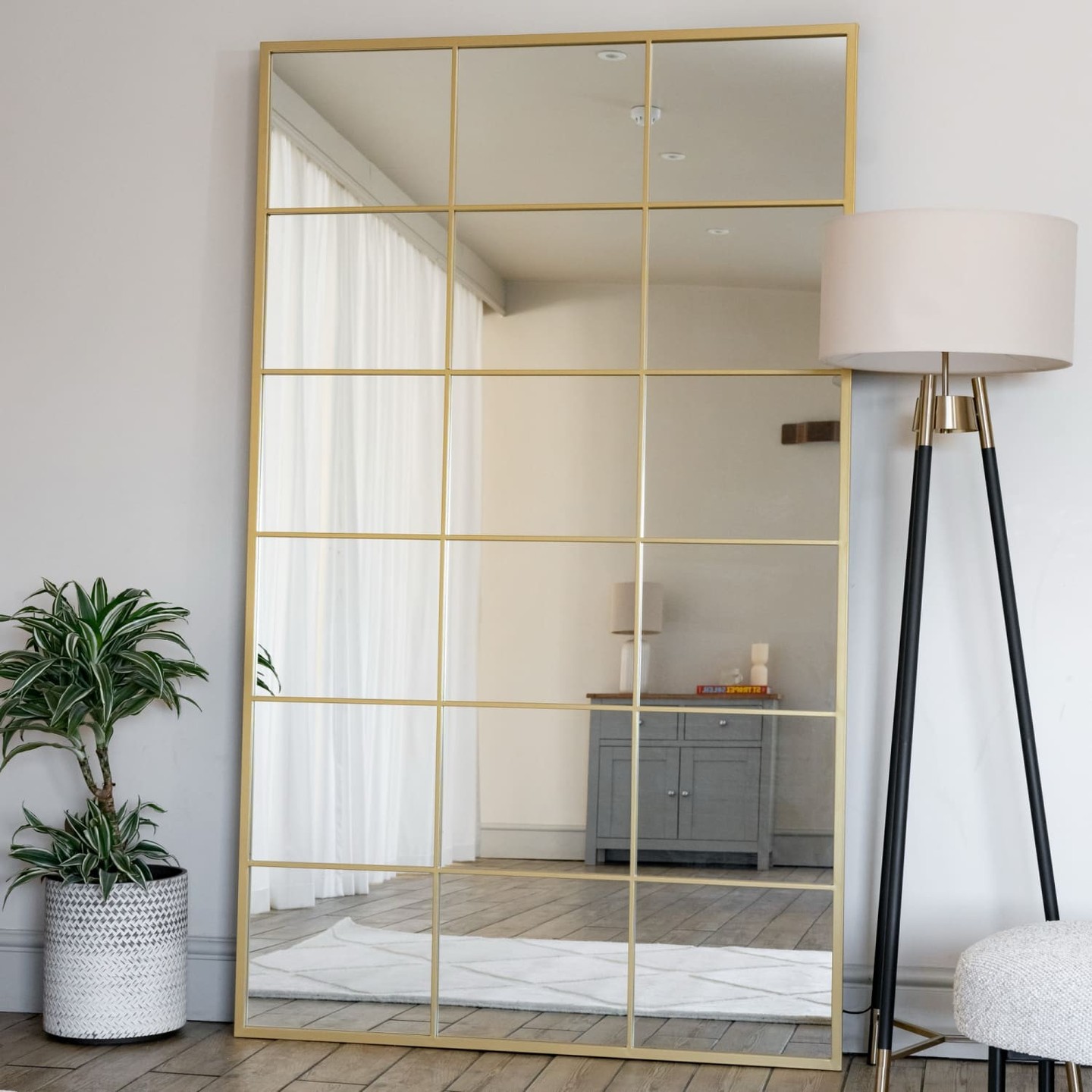 Your space deserves to feel bigger and brighter. The Kyō mirror does exactly that.

With its stunning gold metal lattice frame and expansive 200cm x 120cm design, this isn't just a mirror—it's a statement piece that transforms any room. The chic window pane aesthetic brings timeless elegance while flooding your space with light and creating that coveted airy feel.

Hand-welded craftsmanship means barely visible joints and quality that lasts. Perfect for bedrooms, living rooms, or even commercial spaces.

Grab yours for £399.95 at https://jobuhome.com/products/kyo-full-length-gold-metal-rectangle-lattice-window-mirror-200cm-x

#KyōMirror #GoldMirror #InteriorDesign #MirrorDecor #HomeStyle