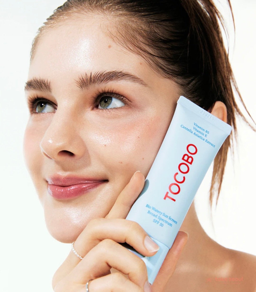Tu piel merece protección sin sacrificar ese glow natural que tanto te cuesta conseguir.

Con Bio Watery Sun Screen SPF50 PA++++ de Tocobo, no solo te proteges del fotoenvejecimiento y las manchas solares, sino que consigues una hidratación profunda con ese acabado jugoso que todos queremos.

Tu piel lucirá más nutrida, suave y radiante cada día. Disponible ahora por €21,90.

#TokeSeoul #KBeautyCanarias #CosmeticaCoreanaCanarias #SkincareCanarias #KBeauty #KoreanSkincare #RutinaCoreana #CuidadoFacial #PielGlow #PielSana #BeautyCanarias #SinAduanas #EnvioCanarias #ElGlowLlegaACanarias