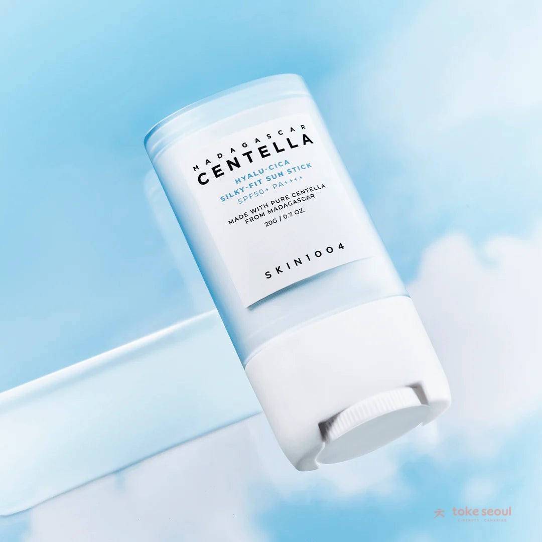 Te despiertas, el sol brilla en Canarias y sabes que tu piel está protegida.

HYALU-CICA Silky-Fit Sun Stick SPF 50+ PA+++ de Skin1004 es tu aliado perfecto: hidratación profunda + barrera cutánea fortalecida + adiós a las rojeces. Reaplicación fácil en cualquier momento, acabado jugoso que enamora.

Cosmética coreana que calma y repara mientras te cuida del fotoenvejecimiento.

#ProtectorSolar #KBeauty #Skin1004 #CuidadoSolar #PielSensible
